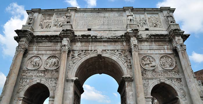 L'Arco di Costantino, eretto dal Senato in omaggio all'ottimo lavoro svolto dall'imperatore