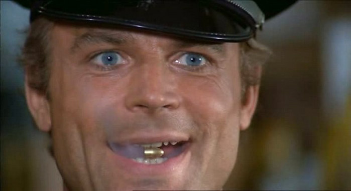 Terence Hill è Dave Speed, il poliziotto con superpoteri in "Poliziotto Superpiù"