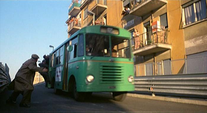 Fantozzi tenta di prendere l'autobus al volo