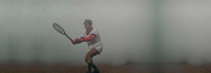 Fantozzi gioca a tennis con Filini nella nebbia della prima mattinata
