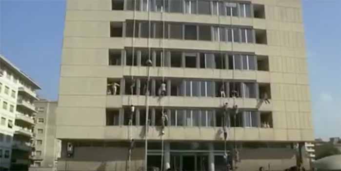 La fuga dei dipendenti della Megaditta allo scadere della giornata lavorativa