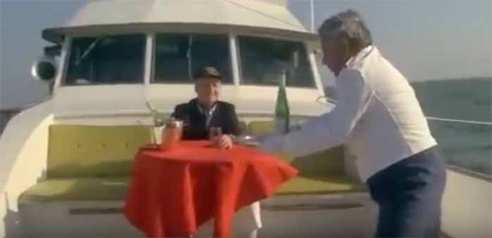Fantozzi obbligato a servire il Barambani sul suo panfilo