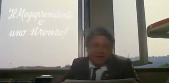 Fantozzi scrive involontariamente nel cielo: "Il Megapresidente è uno stronzo!"