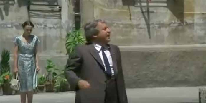 Paolo Villaggio è il Rag. Ugo Fantozzi, matricola 7820/8 bis dell'Ufficio Sinistri