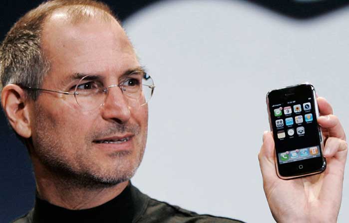 Steve Jobs presenta il primo iPhone