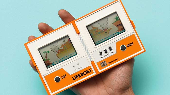 Un "Game & Watch", videogioco portatile a schermo LCD popolarissimo negli anni '80