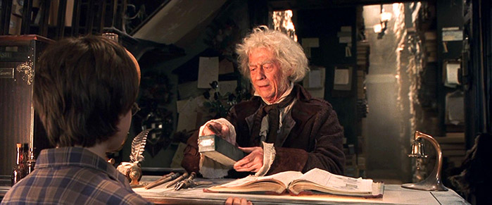 Ollivander vende a Harry la sua prima bacchetta magica