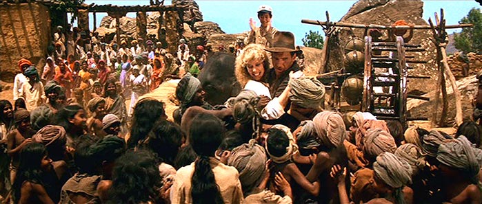 Indiana Jones fa festa con i bambini tornati al villaggio