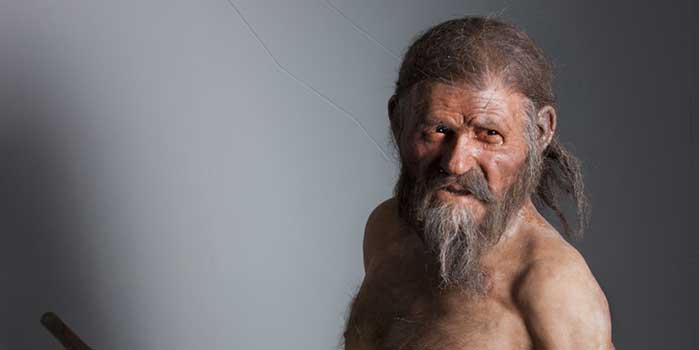 Ricostruzione di Otzi, l'incredibilmente ben conservata mummia trovata nel 1991 e risalente a cira il 3300 a.C.