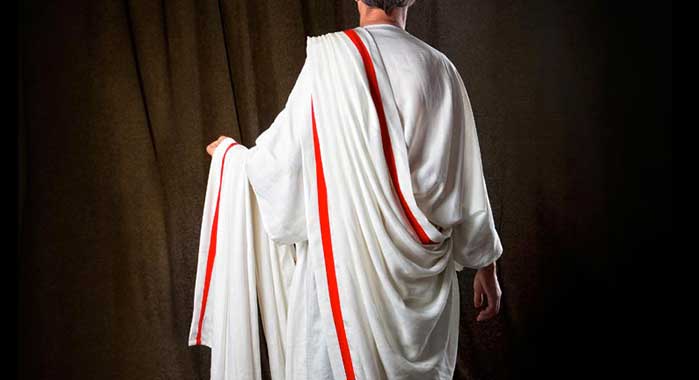 La toga romana, indumento indossabile - per legge - solo dai cittadini di Roma