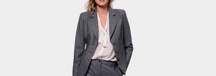 Un tailleur grigio è sempre indicato per qualsiasi occasione mattutina formale
