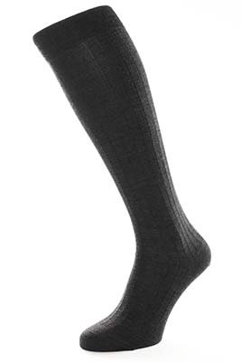Delle calze lunghe a coste in grigio antrace, indicate per lo smoking