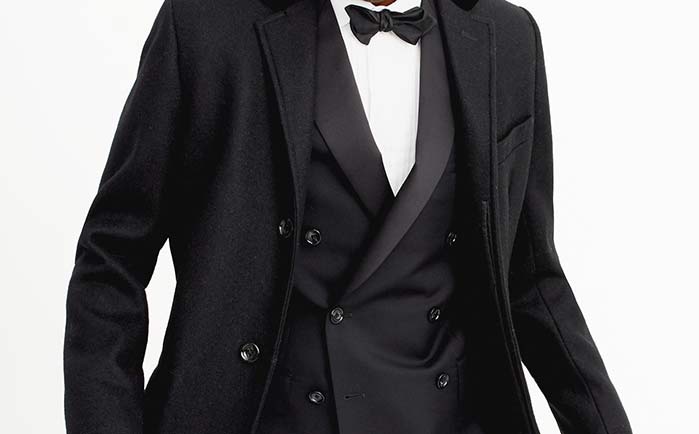 Il cappotto in stile 'Chesterfield' nero o grigio antrace è perfetto da abbinare allo smoking
