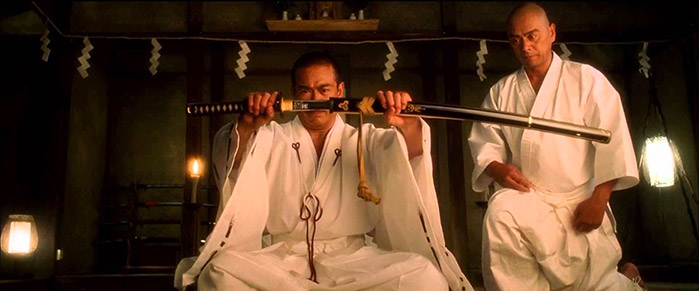 Hattori Hanzo consegna la spada che ha forgiato esclusivamente per la Sposa