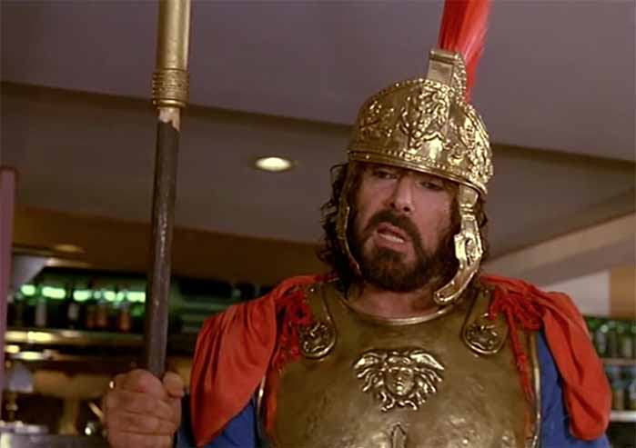 Nico vestito da centurione 'sui generis', mentre interroga Kurt Linder
